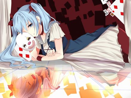 Обои на рабочий стол Vocaloid Hatsune Miku / Вокалоид Хатсуне Мику с клоунской маской в руках лежит на стеклянной поверхности, в которой отражается она же плачущая, рядом находятся игральные карты