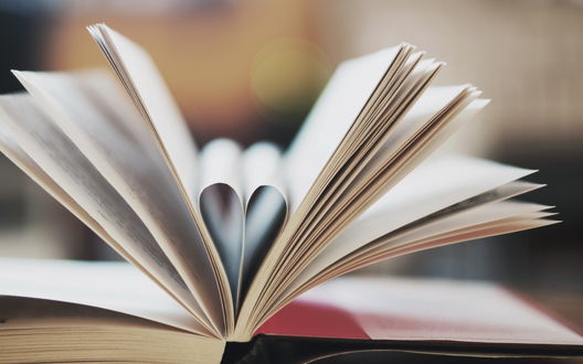 Обои на рабочий стол В открытой книге две страницы сложены сердечком
