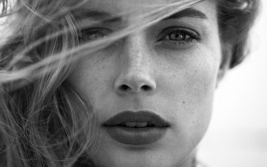 Обои на рабочий стол Нидерландская супермодель Doutzen Kroes / Даутцен Крез смотрит прямо