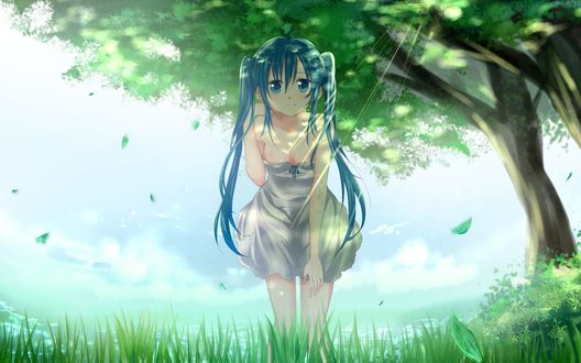 Обои на рабочий стол Vocaloid Hatsune Miku / Вокалоид Хатсуне Мику мило улыбается на фоне большого поля и зеленой кроны дерева
