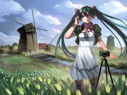 Обои на рабочий стол Vocaloid Hatsune Miku / Вокалоид Хацунэ Мику в белом платье и короткой зеленой курточке, с наушниками на шее, стоит в поле с фотоаппаратом, на фоне мельницы у реки