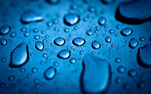 Обои на рабочий стол Капли воды на синей поверхности