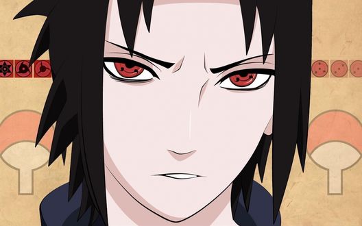 Обои на рабочий стол Учиха Саске / Uchiha Sasuke смотрит вперед, стоя на фоне стены с эмблемой клана Учиха / Uchiha и шаринганов
