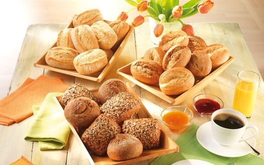 Обои на рабочий стол Булочки с джемом, рядом стоит чашка с кофе, стакан с соком и букет тюльпанов