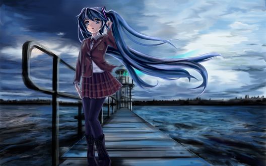 Обои на рабочий стол Vocalod Hatsune Miku / Вокалоид Хацунэ Мику в школьной форме держится одной рукой за волосы, стоя на пирсе на фоне пасмурного неба