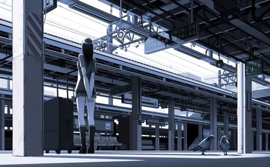 Обои на рабочий стол Одинокая девушка стоит на перроне рядом с чемоданом