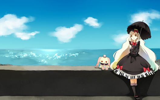 Обои на рабочий стол Vocaloid MAYU / Вокалоид Маю, одетая в стиле готической Лолиты, в черном платье с клавишами рояля на юбке и красными бантиками, с черным зонтиком от солнца в руках, на набережной, сидит на краю ограждения, на фоне воды и неба, рядом сидит ее мягкая игрушка кролик