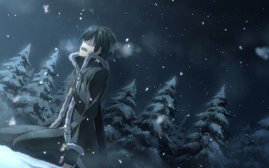 Обои на рабочий стол Кирито / Kirito из аниме Мастера меча онлайн / Sword Art Online стоит на коленях на снегу на фоне ночного неба и деревьев, идет снег