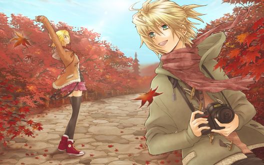 Обои на рабочий стол Vocaloid Kagamine Len / Вокалоид Кагамине Лен с фотоаппаратом в руках, улыбаясь, оглядывается на свою сестру Рин / Rin, стоящую на дороге позади него