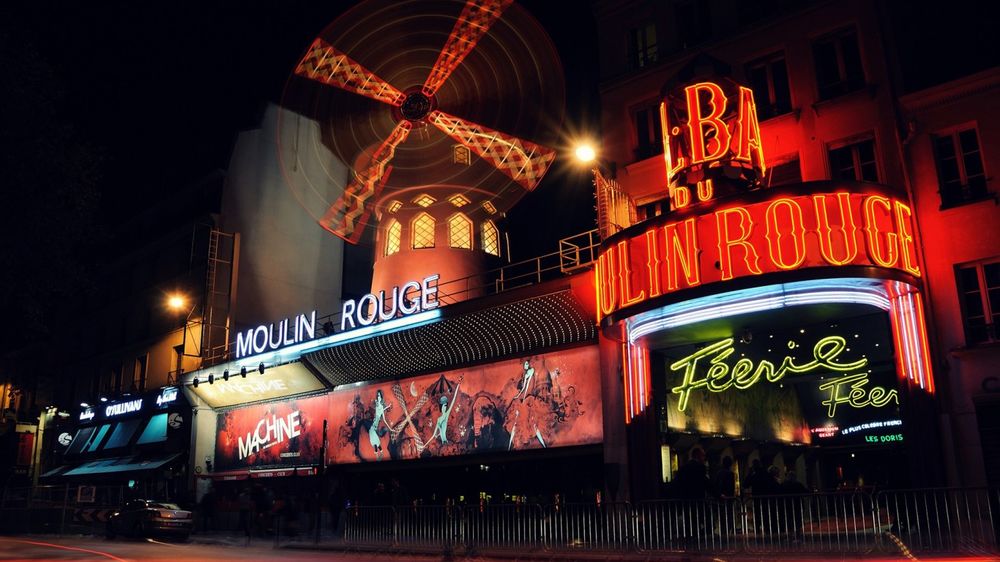 Обои для рабочего стола Знаменитое кабаре Moulin Rouge / Мулин Руж в Париже, Франция