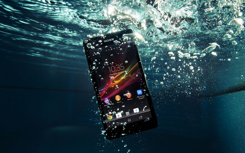 Обои для рабочего стола Водостойкий смартфон Sony Xperia ZR под водой