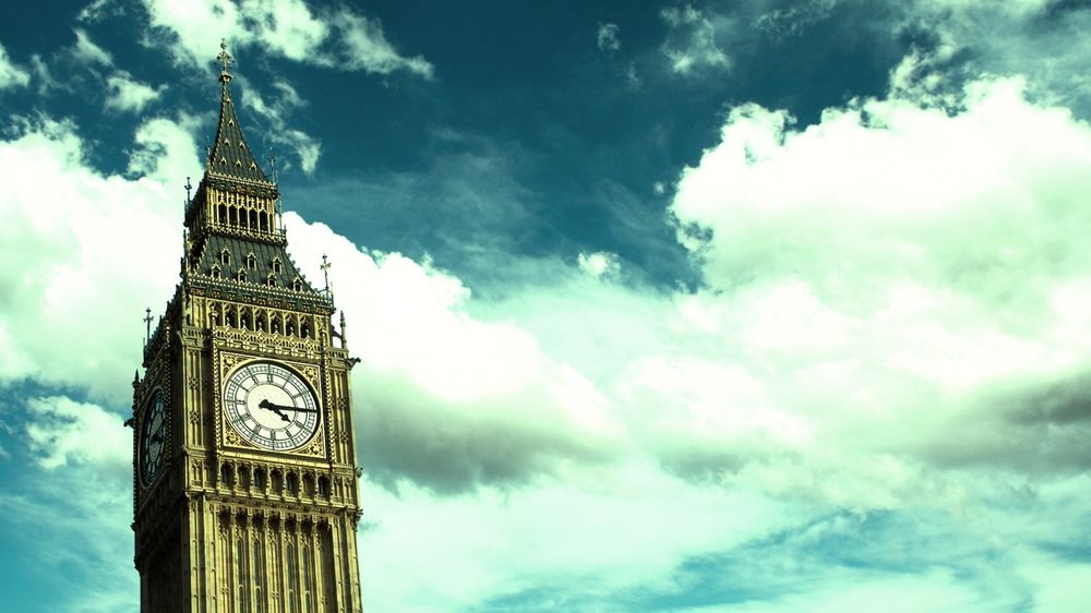 Обои для рабочего стола Биг-Бен, Лондон, Англия / Big Ben, London, England, на фоне голубого неба с белыми облаками
