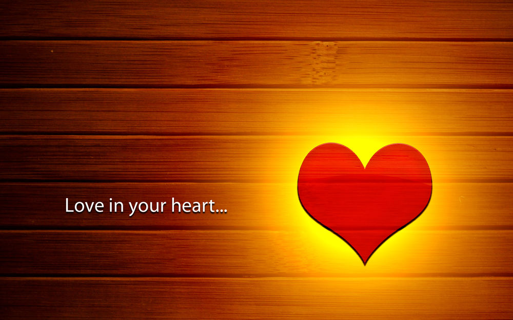 Обои для рабочего стола Красное сердце на фоне деревянной стены (Love in your heart / Любовь в вашем сердце)