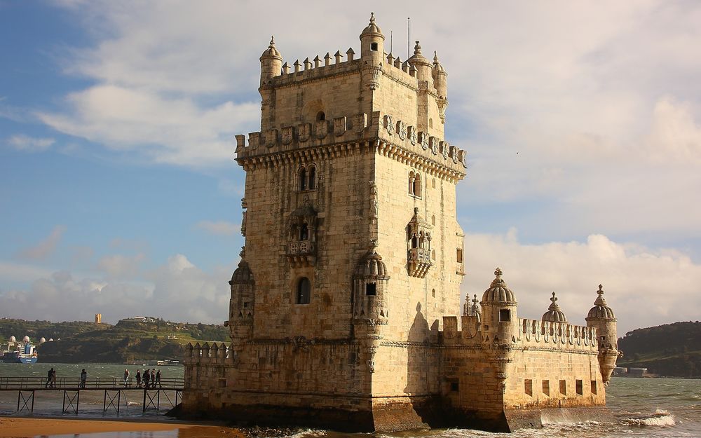 Обои для рабочего стола Torre de Belem, Portugal / Башня Белен, Португалия на фоне неба