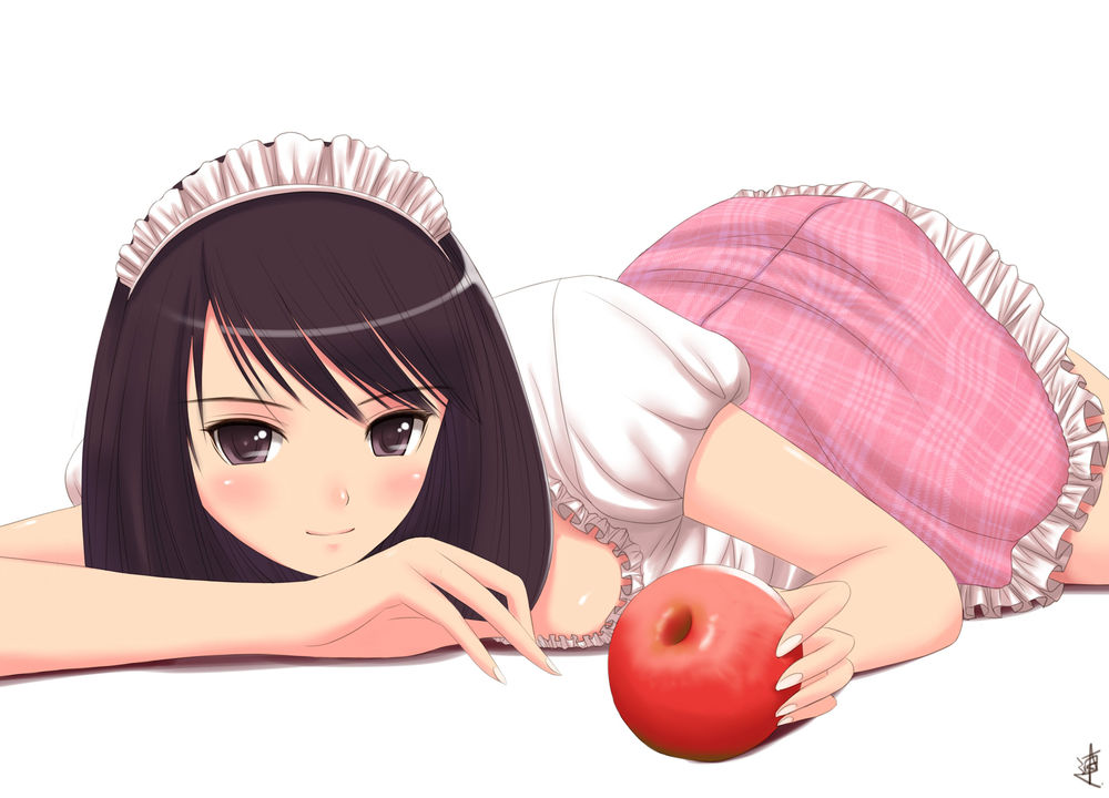 Обои для рабочего стола Девушка в форме горничной держит яблоко в руке, лежа на белом фоне