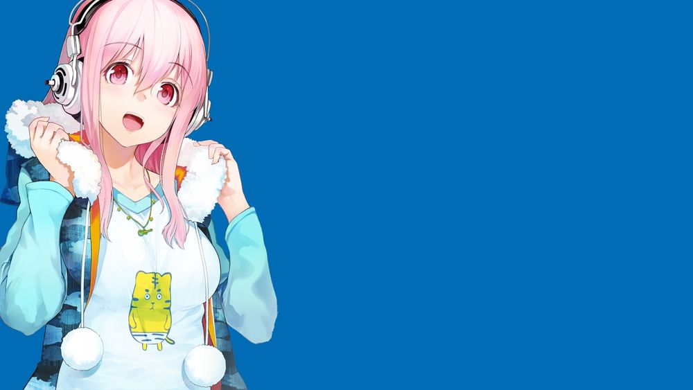 Обои для рабочего стола Super Sonico / Супер Сонико в наушниках на голове держится руками за капюшон, стоя на синем фоне