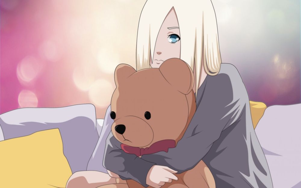 Обои для рабочего стола Яманака Ино / Yamanaka Ino держит в руках игрушечного медведя и грустно смотрит куда то вперед из аниме Наруто / Naruto