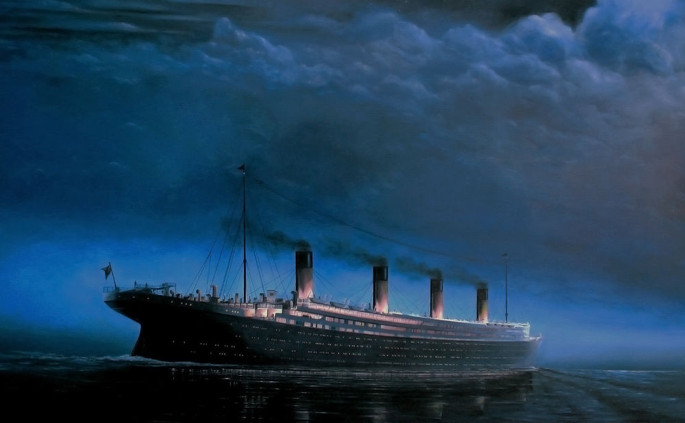 Обои для рабочего стола Титаник / Titanik плывет по океану поздним вечером среди пасмурного неба с зажженными огнями в каютах
