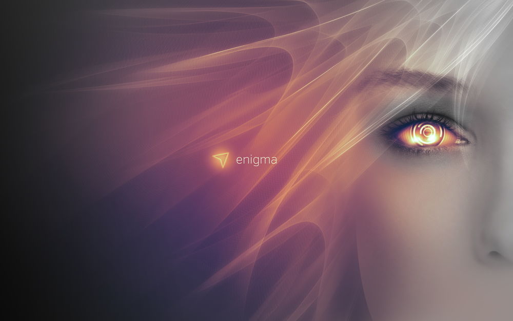 Обои для рабочего стола Девушка со сверкающим желтым глазом (Enigma)