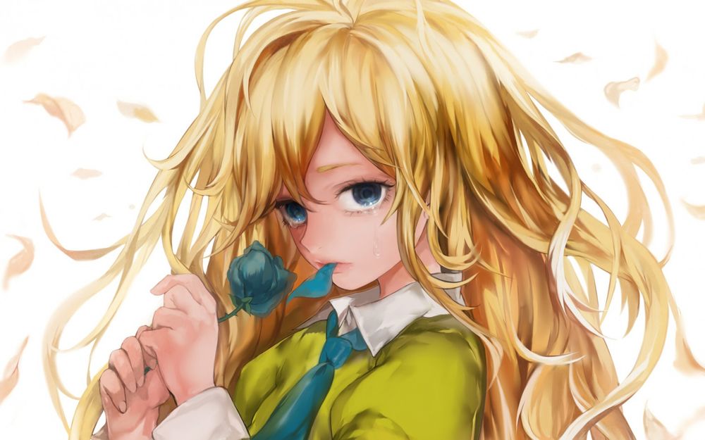 Обои для рабочего стола Плачущая Мэри / Mary из игры Иб / Ib с лепестком во рту держит синюю розу в руках, стоя на белом фоне под падающими лепестками