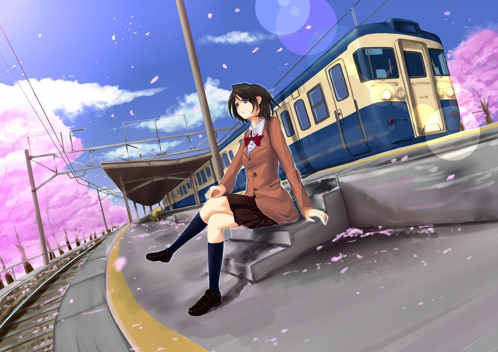 Обои для рабочего стола Девушка в школьной форме сидит на перроне и радостно смотрит куда то в сторону на фоне железной дороги, уезжающего поезда, деревьев сакуры и синего неба