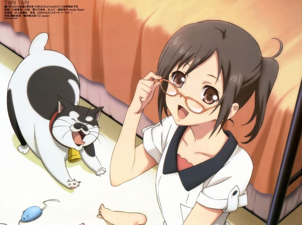 Обои для рабочего стола Wakana Sakai / Вакана Сакай в очках сидит в комнате, вместе c котом, играющим с игрушечной мышкой, персонаж из аниме Tari Tari / Тари Тари, art by Kawasaki Aika