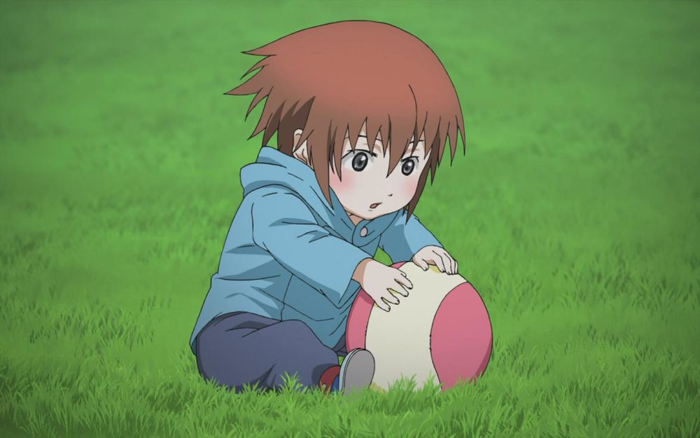 Обои для рабочего стола Маленький мальчик сидит на траве, положив руки на мяч