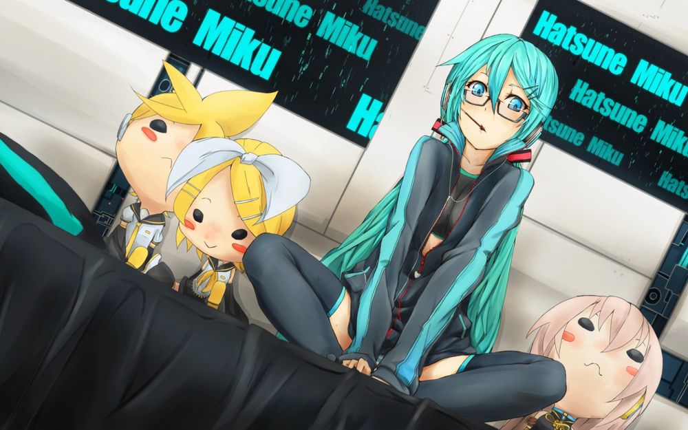 Обои для рабочего стола Vocaloid Hatsune Miku / Вокалоид Хатсуне Мику в очках, с палочкой во рту сидит в позе лотоса на какой-то черной поверхности, рядом сидят куклы