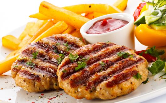Обои на рабочий стол Котлеты с соусом и картофелем на белой тарелке