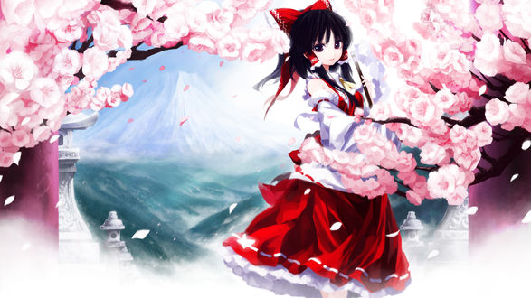 Обои на рабочий стол Рэйму Хакурэй / Reimu Hakurei из серии игр и аниме Тохо / Touhou Project стоит среди цветущей сакуры на фоне гор в тумане