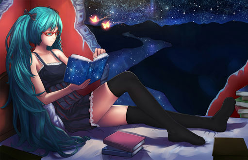 Обои на рабочий стол Vocaloid Hatsune Miku / Вокалоид Хатсуне / Хацунэ Мику в очках в красной оправе сидит на кровати у разрушенной красной стены, из-за которой открывается вид на темные силуэты гор и звездное небо, и читает книгу с обложкой в виде звездного неба, возле нее порхают две огненные бабочки, рядом лежат другие разные книги