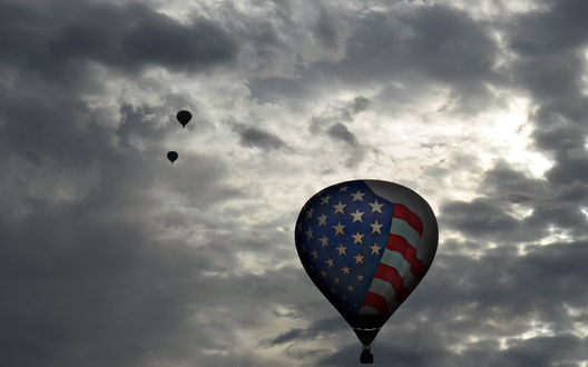 Обои на рабочий стол Воздушные шары разукрашены под флаг США улетают в хмурое небо