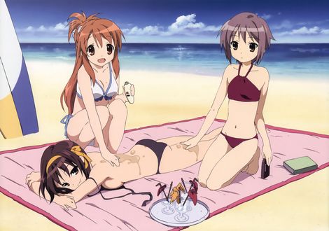 Обои на рабочий стол Харухи Судзумия / Suzumia Haruhi, Микуру Асахина / Asahina Mikuru и Юки Нагато / Nagato Yuki из аниме Меланхолия Харухи Судзумии / The Melancholy of Haruhi Suzumiya загорают на пляже и пьют коктейли, рядом стоит доска для серфинга