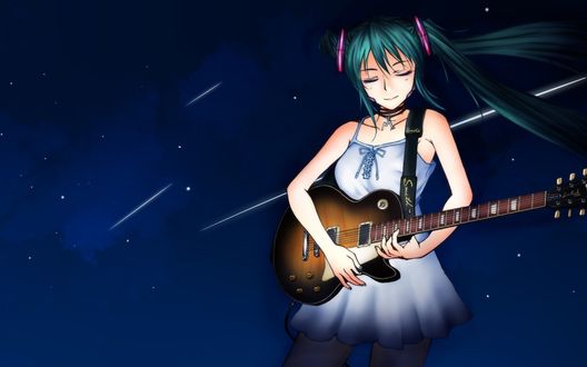 Обои на рабочий стол Vocaloid Hatsune Miku / Вокалоид Хатсуне Мику, закрыв глаза, играет на гитаре, стоя на фоне ночного неба
