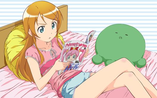 Обои на рабочий стол Кирино Косака / Kosaka Kirino, из аниме Моя младшая сестра не может быть такой милой / Ore no Imouto ga Konna ni Kawaii Wake ga Nai лежит на кровати в своей комнате, читает журнал Neшtype, рядом лежит игрушка
