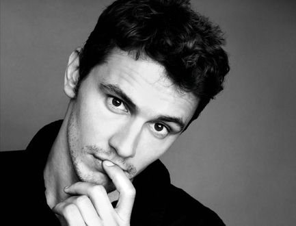 Обои на рабочий стол Актер Джеймс Франко / James Franco приложил палец к губе