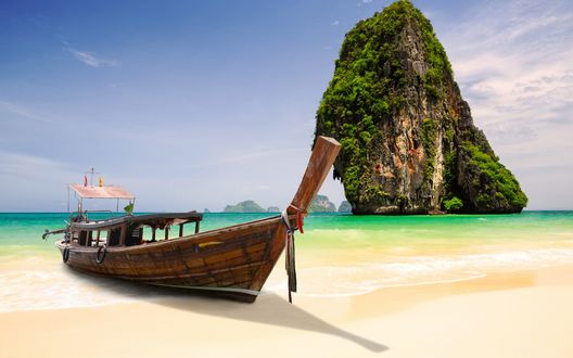 Обои на рабочий стол Прогулочная лодка стоит в заливе Пхангнга, Таиланд / Phang Nga Bay, Thailand