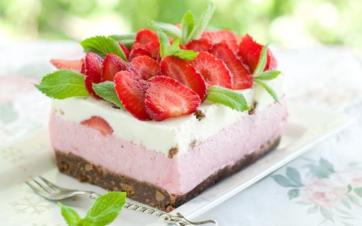 Обои на рабочий стол Клубничное пирожное с листочками мяты