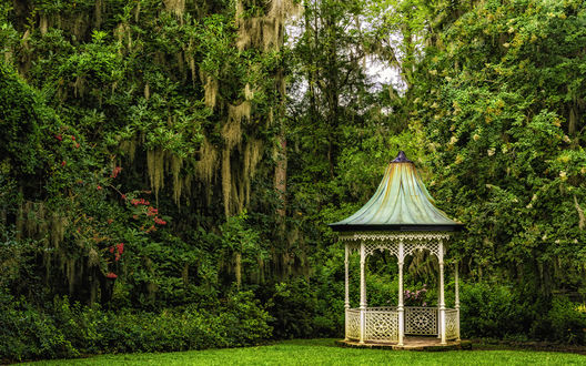 Обои на рабочий стол Беседка стоит в Садах магнолии / Magnolia Gardens, Чарлстон / Charleston, Южная Каролина / South Carolina, США / USA