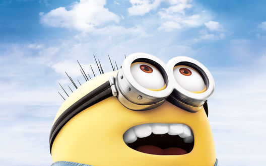 Обои на рабочий стол Minion из фильма Гадкий Я 2 / Despicable Me 2 в круглых очках смотрит на небо