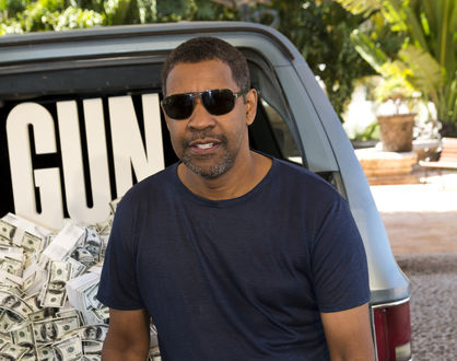Обои на рабочий стол Актер Дензел Вашингтон / Denzel Washington в очках на фоне денег