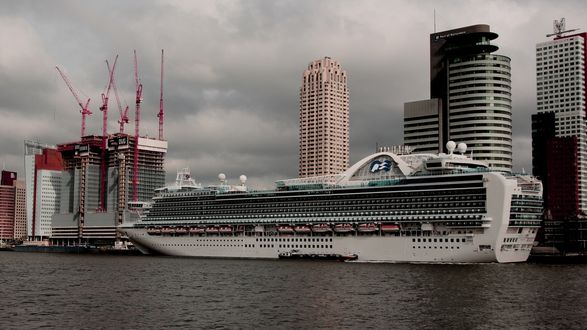 Обои на рабочий стол Круизный лайнер стоит у причала города Роттердам / Rotterdam, Голландия / Holland