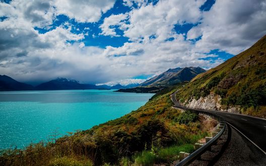 Обои на рабочий стол Извилистая дорога идет мимо озера Уакатипу / Wakatipu в курортном городе Квинстаун / Queenstown, Новая Зеландия / New Zealand
