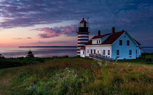 Обои на рабочий стол Домик с маяком стоят на фоне моря, США, штат Мэн / USA, Maine