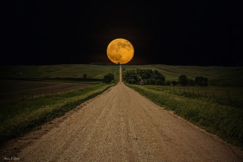Обои на рабочий стол Дорога, ведущая к полной луне, работа road to Nowhere - Supermoon / дорога в никуда, автор Aaron J. Groen
