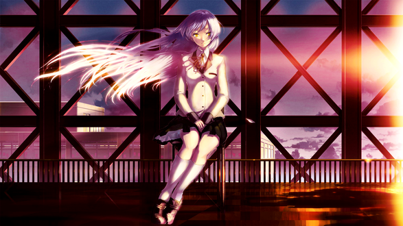 Обои на рабочий стол Kanade Tachibana / Тачибана Канадэ из аниме Ангельские Ритмы / Angel Beats! с развевающимися волосами, озаренная лучами закатного солнца, сидит на стуле в коридоре пристройки, за которой виднеется здение школы и закатное небо