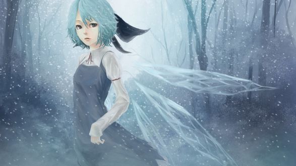 Обои на рабочий стол Ледяная фея Cirno с крыльями стоит, глядя в камеру, на фоне метели в лесу, из игры Touhou Project / Проект Восток