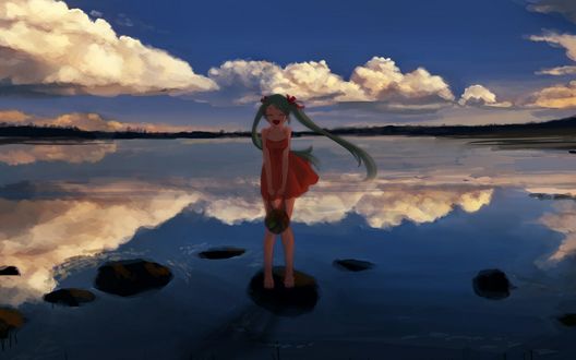 Обои на рабочий стол Смеющаяся Vocaloid Hatsune Miku / Вокалоид Хатсуне Мику стоит на камне, находящимся в воде, на фоне заката