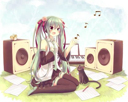 Обои на рабочий стол Vocaloid Hatsune Miku / Вокалоид Хатсуне Мику сидит на траве, среди листов бумаги, рядом лежит карандаш, сидит кошка, сзади стоят колонки, на одной из них сидит белка, с цветком в лапах, и синтезатор