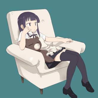 Обои на рабочий стол Shionji Yuuko / Юко Сиондзи (детектив-NEET Алиса) из аниме Блокнот Бога / Kamisama no Memo-chou сидит в кресле, рядом сидит плюшевый мишка